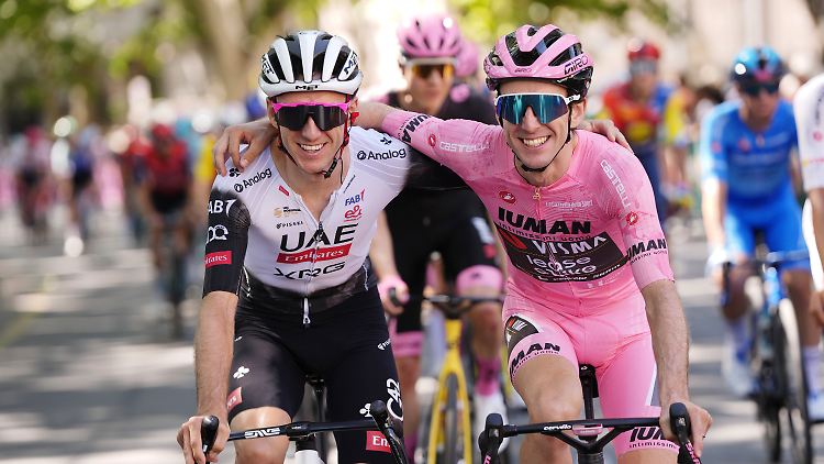 Simon Yates (im Rosa Trikot) und sein Bruder Adam Yates.