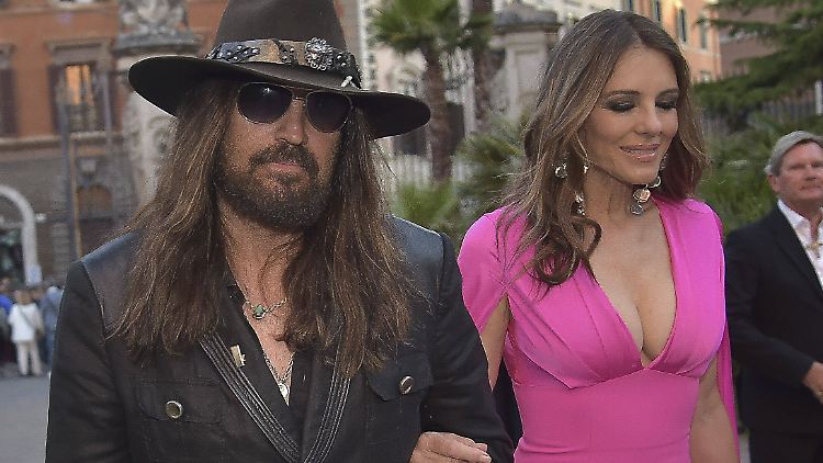 Der Sänger Billy Ray Cyrus und die Schauspielerin Liz Hurley haben ihre Bezieuhng kürzlich öffentlich gemacht.