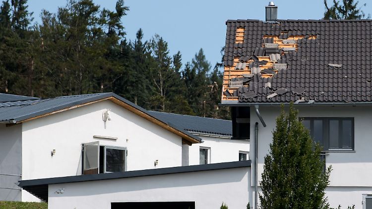 Hat ein Sturm das Dach des Eigenheims beschädigt, kommt die Wohngebäudeversicherung für den Schaden auf.