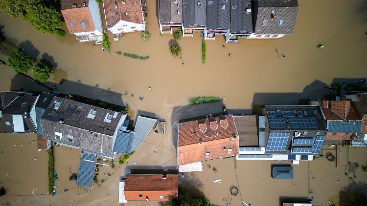 Wenn Überflutungen Schaden anrichten, braucht es regelmäßig einen Zusatzbaustein für Elementarschäden, damit die Versicherung leistet.