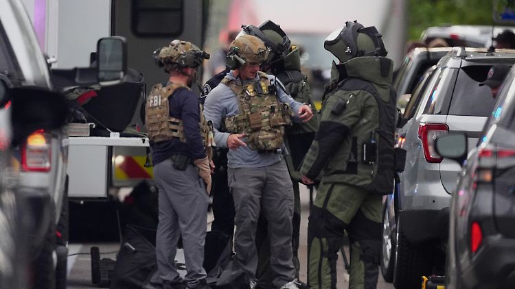 FBI-Beamte in Schutzkleidung am Tatort. 