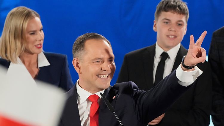 Erste Prognosen sehen den PiS-nahen Karol Nawrocki bei 51 Prozent. 