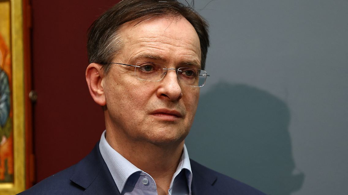 Die Sprecherin des russischen Außenministeriums, Maria Zakharova, bestätigt, dass Wladimir Medinski, Berater des russischen Präsidenten, die Delegation seines Landes leiten wird.