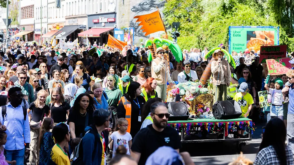 Der-Zug-des-Kinderkarnevals-der-Kulturen-zieht-durch-Kreuzberg