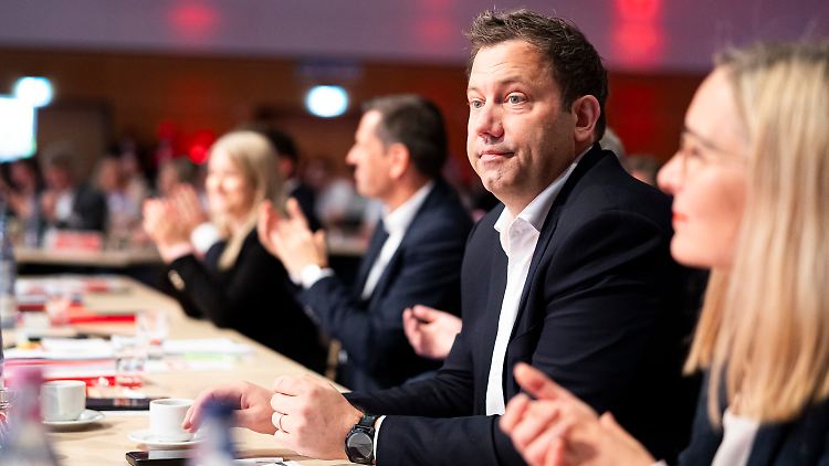 Lars Klingbeil bleibt an der Parteispitze, ein "Weiter so" soll es trotzdem nicht geben.