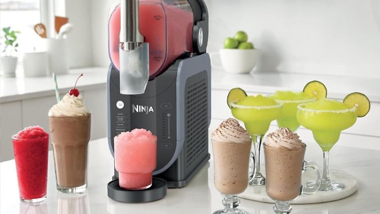 Mit dem Slushi Maker von Ninja gelingen verschiedene kalte Getränkevarianten.