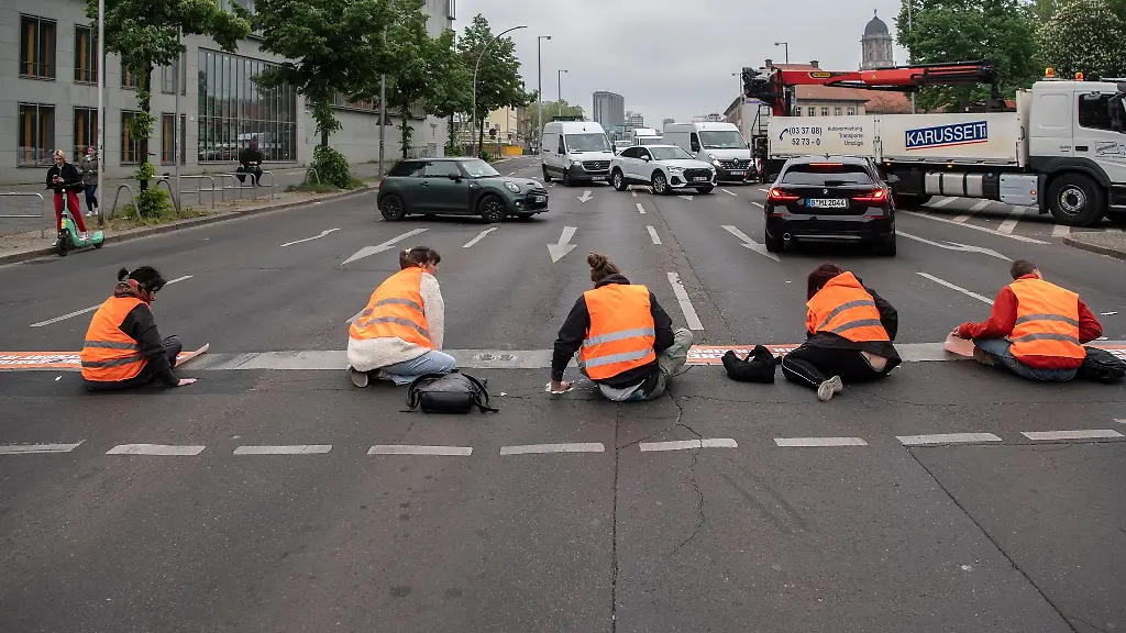 Aktivisten-der-Letzten-Generation-waehrend-einer-Strassenblockade