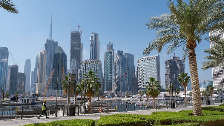 Dubai will mehr als Glitzer und Wolkenkratzer: Die Metropole startet das größte KI-Ausbildungsprogramm der Welt. 