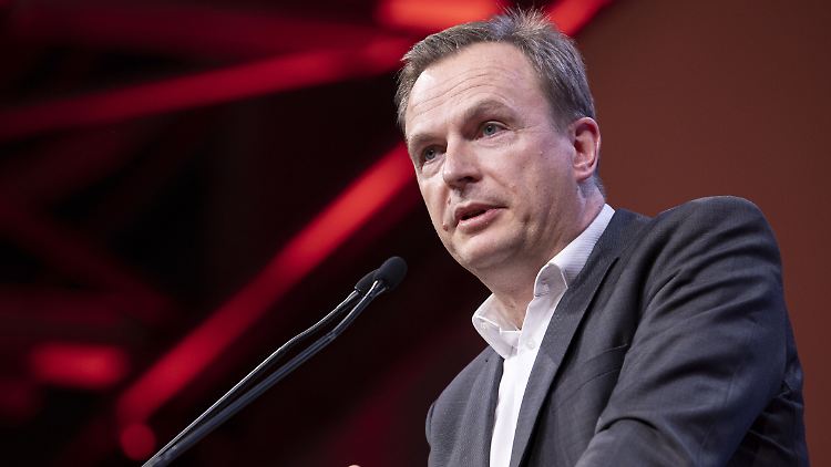 Ökonom Jens Südekum hofft, dass die neue Bundesregierung die Pläne ihrer Vorgänger zu befristeten Arbeitsverträgen umsetzt.