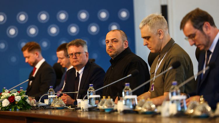 Kiews Delegation unter der Leitung des ukrainischen Verteidigungsministers Umjerow (Mitte) während des Treffens im Istanbuler Ciragan-Palast. 