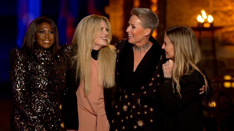 Gemeinsam mit Showbegleiterin Sonja Zietlow (2.v.r.) feiern die drei Verräterinnen Motsi Mabuse, Mirja du Mont und Charlotte Würdig ihren Sieg.