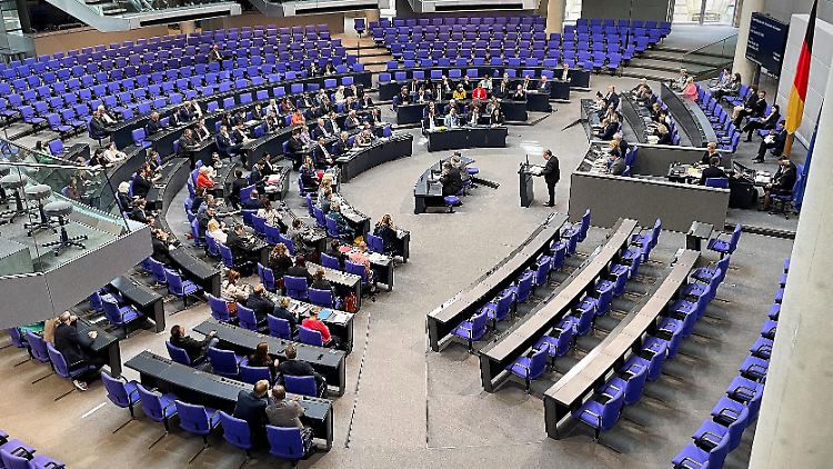 Die geplante Diätenerhöhung brächte nach einer Legislatur als Abgeordneter im Bundestag bereits einen Rentenanspruch von 1100 Euro, kritisiert die Linke. 