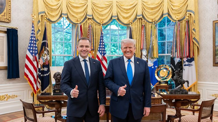 Zweimal Daumen hoch - Trump unterstützte Nawrocki im Wahlkampf. Könnte er ein gutes Wort für die Ukraine einlegen?
