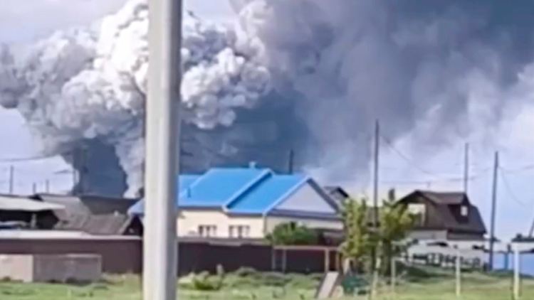 Rauch steigt nach dem Einschlag von ukrainischen Drohnen auf einem Flugplatz in der Region Irkutsk auf.