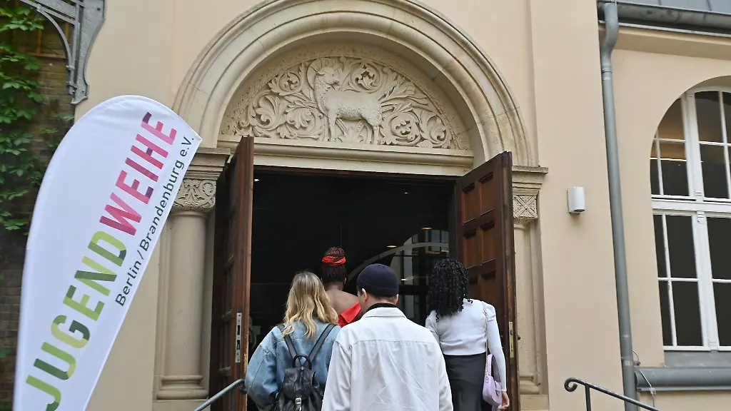 Jugendliche-gehen-zur-Jugendweihefeier-in-den-Nikolaisaal