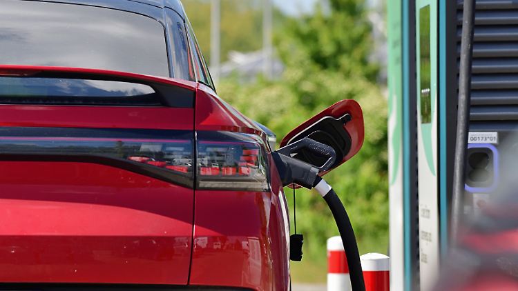 Preise runter, Transparenz rauf - so wünscht sich der Zentralverband Kraftfahrzeuggewerbe die Situation an E-Ladesäulen.