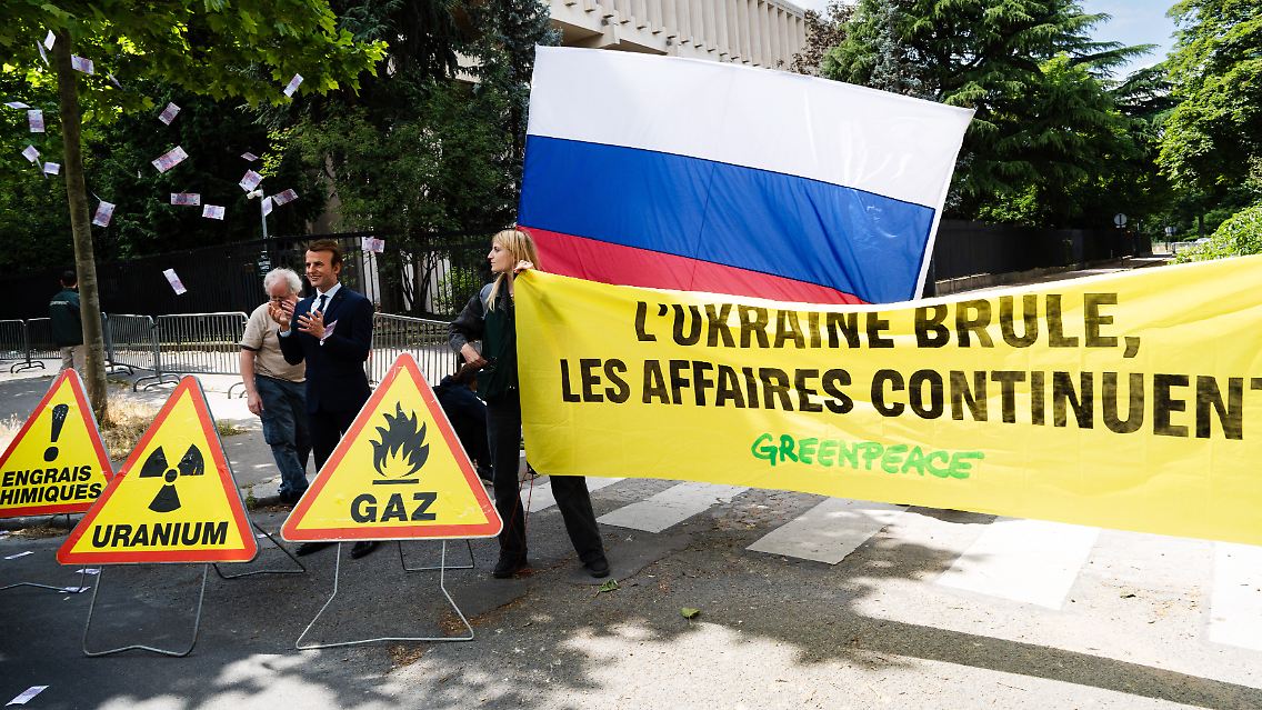 Später tauchte der Wachs-Macron vor der russischen Botschaft auf.