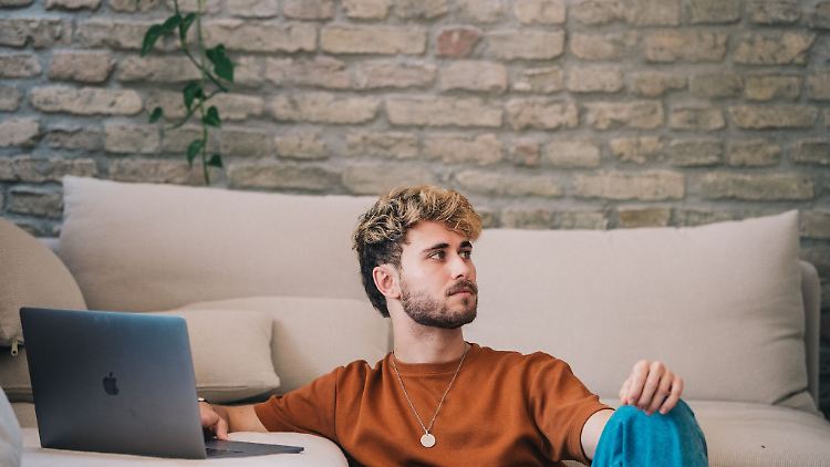 Hier erreichen uns halbseidene Coaching-Angebote, Trainings und Gurus besonders gerne: am Rechner, im Netz.