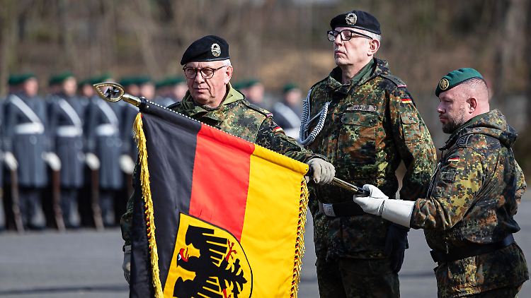 Generalmajor Andreas Henne (links) während eines Aufstellungsappells der Bundeswehr. 