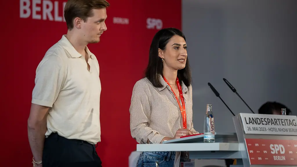 Sinem-Tasan-Funke-r-und-Peter-Maass-stehen-beim-Landesparteitag-auf-der-Buehne
