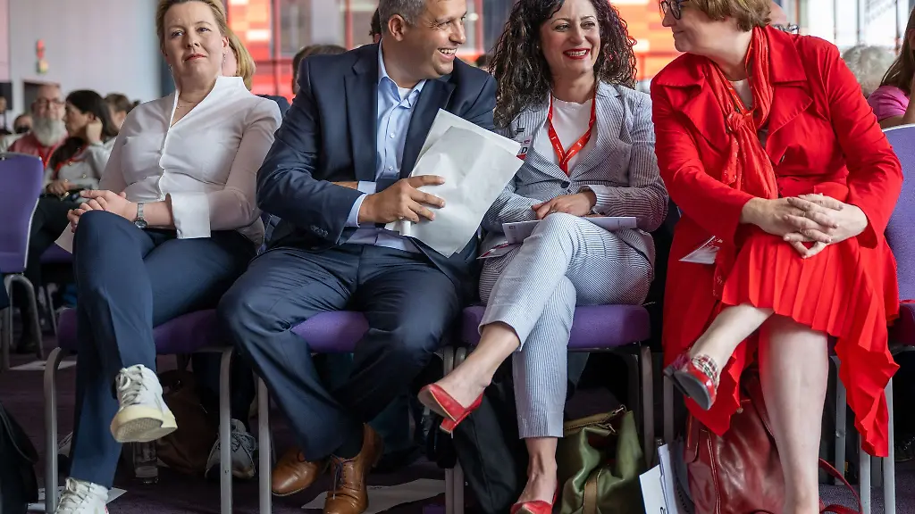 Franziska-Giffey-l-r-Raed-Saleh-Cansel-Kiziltepe-und-Ina-Czyborra-nehmen-am-Landesparteitag-teil