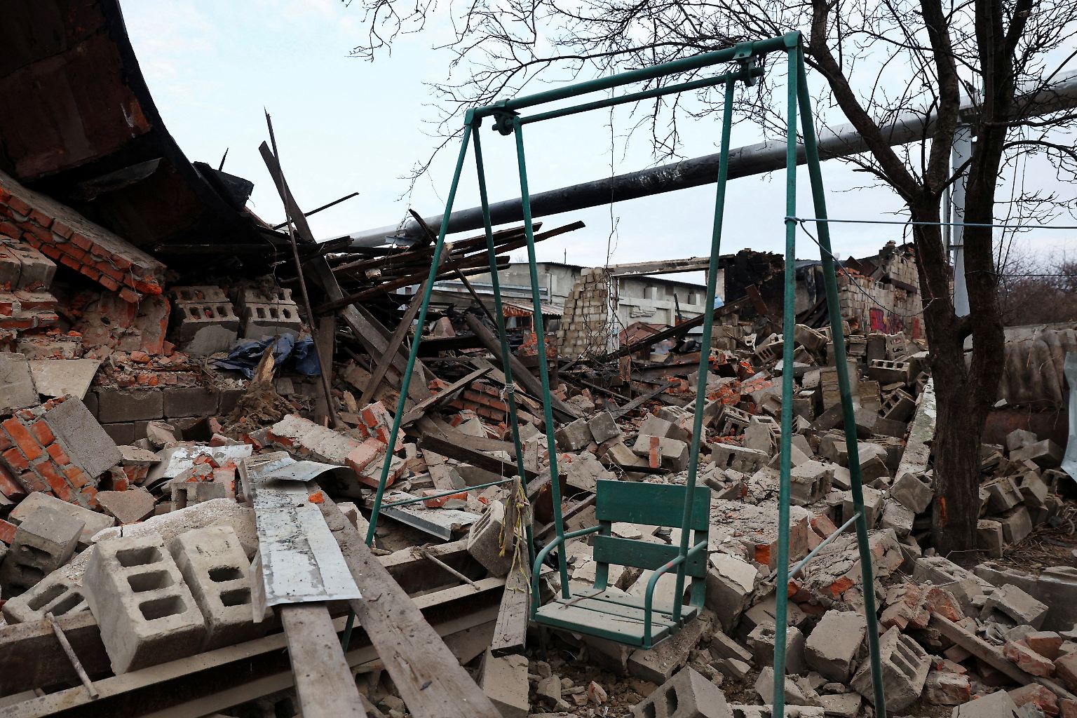 In der ukrainischen Stadt Charkiw ist der Krieg mit Russland kaum zu übersehen. An manchen Tagen, wenn der Wind günstig weht, können die Bewohner der historischen Stadt das Dröhnen des Artilleriefeuers von der Frontlinie hören, die etwa 30 Kilometer entfernt liegt.