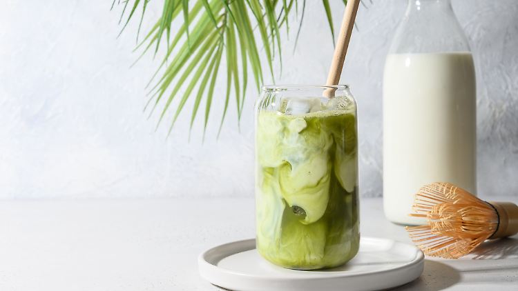 Frisch gesiebt, cremig aufgeschlagen und harmonisch im Geschmack – echter Matcha entfaltet seine ganze Wirkung erst mit der richtigen Zubereitung.