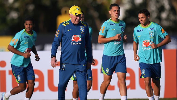 Ancelotti hat das Training aufgenommen.