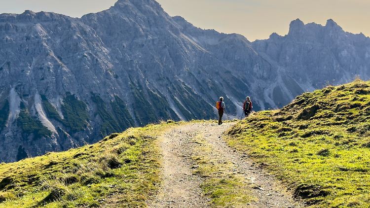Beim Wandern in den Alpen sollte man Absperrungen und Warnhinweisen Beachtung schenken.