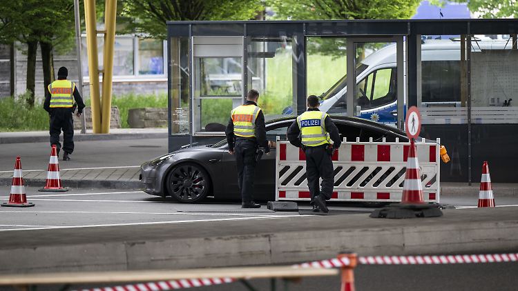 Deutsche Bundespolizisten kontrollieren ein Fahrzeug am Zollamt Konstanz-Autobahn.