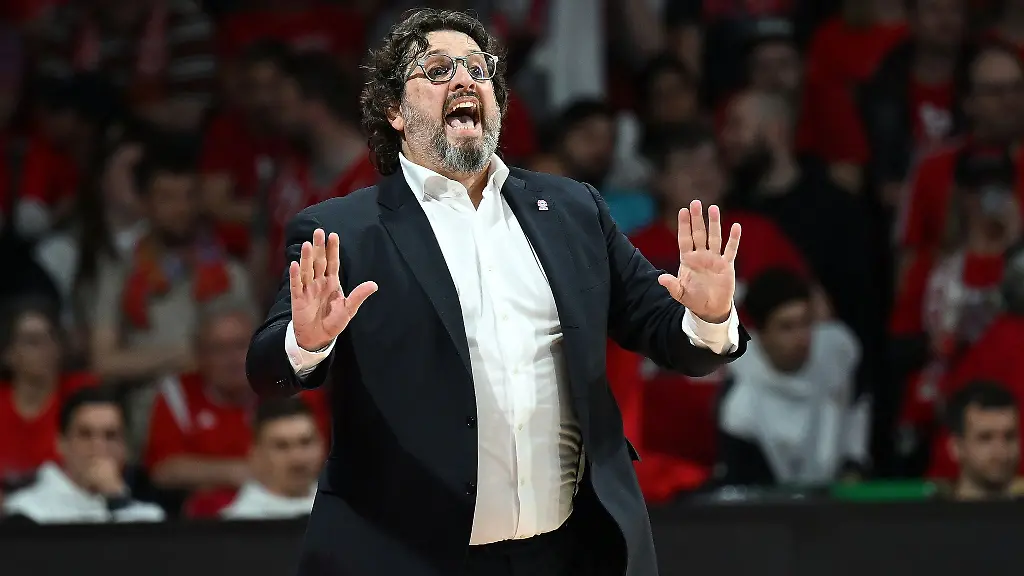 Bayerns-Trainer-Andrea-Trinchieri-gestikuliert-an-der-Seitenlinie