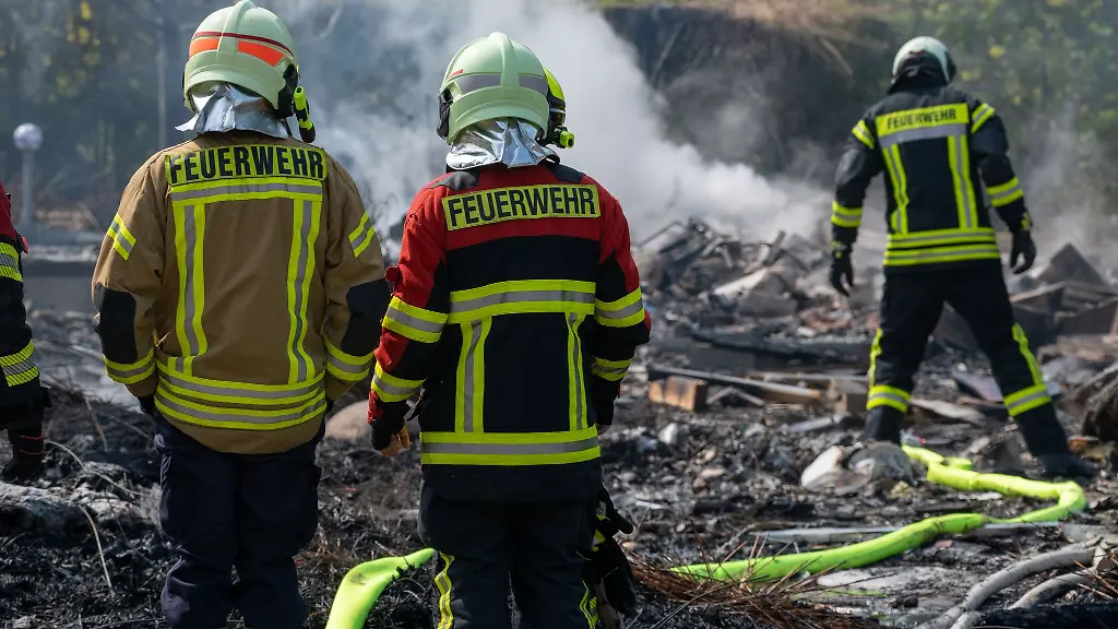 Die-Feuerwehr-arbeitet-am-Brandort