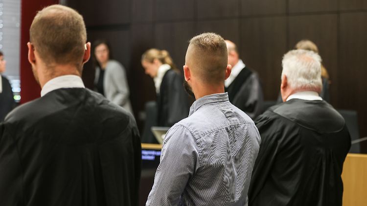 Der Verteidiger (l.) argumentierte, sein Mandant (M.) habe keine Zeit für lange Überlegungen gehabt. 