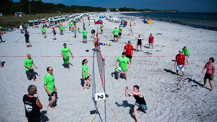 Aber einer gewissen Temperatur wird Beachvolleyball in der prallen Sonne zur Gesundheitsgefahr. 