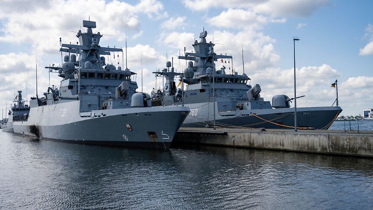 Die Bundeswehr-Korvetten "Magdeburg" und "Braunschweig" warten im Marinestützpunkt Hohe Düne in Warnemünde auf ihren Einsatz.