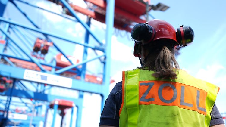 Die Zahl der durch den Zoll kontrollierten Arbeitgeber ging 2024 gegenüber 2023 deutlich zurück. 