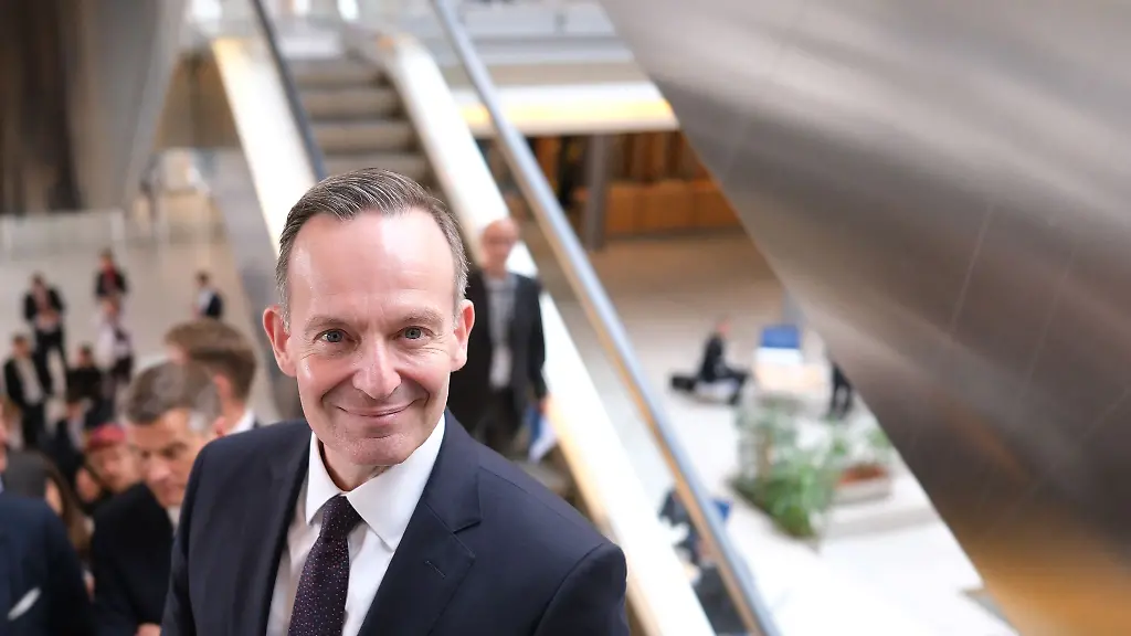 Volker-Wissing-FDP-Bundesverkehrsminister-steht-im-Congress-Center-Leipzig-auf-einer-Rolltreppe