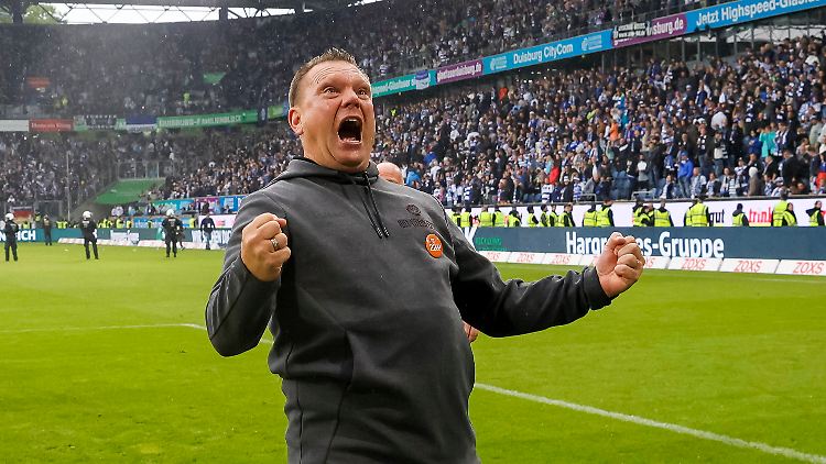 "Uwe, Uwe!" - Coach Koschinat lässt sich von den RWE-Fans feiern.