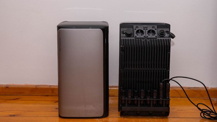 Links ein Ecoflow Stream AC Pro von vorne, rechts die Rückseite eines Ultra.