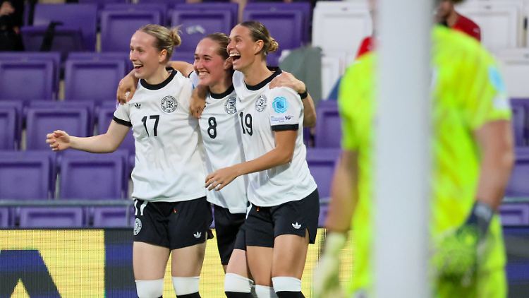Doppelpackerin Sydney Lohmann (M.) und ihre Teamkolleginnen hat reichlich Grund zum Feiern.