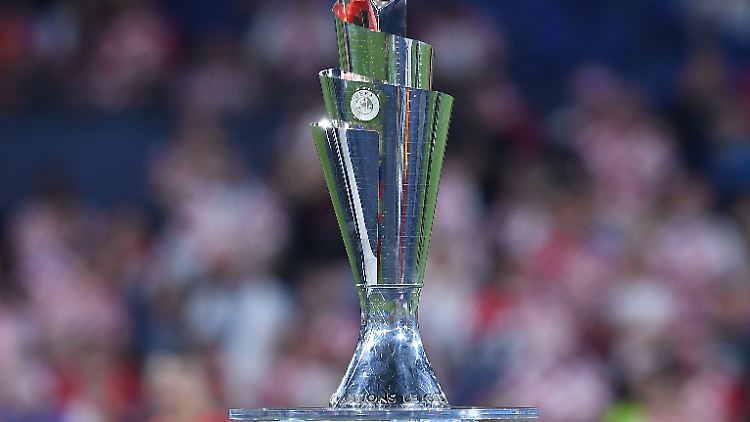 Schnelle Quizfrage: Zu welchem Wettbewerb gehört wohl dieser Pokal?