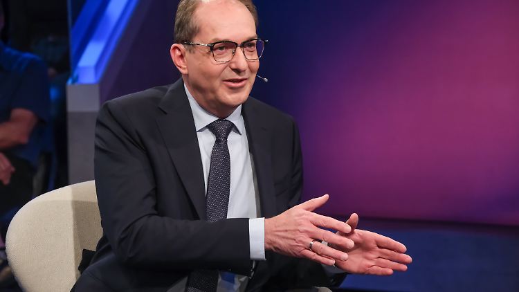 Innenminister Dobrindt muss sich rechtfertigen: Auch in der Koalition stoßen seine Entscheidungen nicht nur auf Zustimmung.