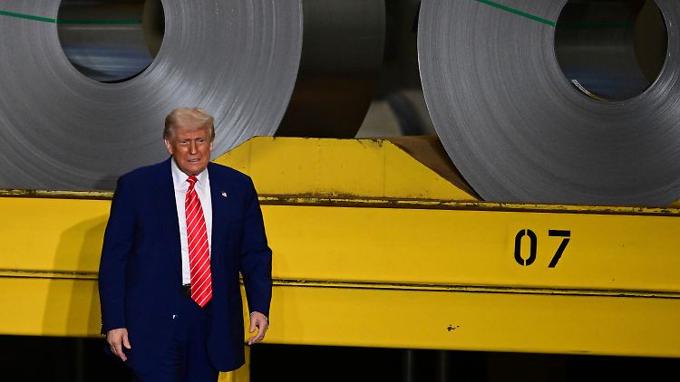 US-Präsident Trump will nach eigenen Angaben heimische Unternehmen schützen, hier spricht er Ende Mai in einem Stahlwerk in West Mifflin.