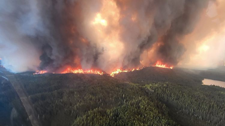 Waldbrände in der kanadischen Provinz Manitoba breiten sich rasant aus. Etwa 17.000 Menschen mussten ihr Zuhause bereits verlassen.