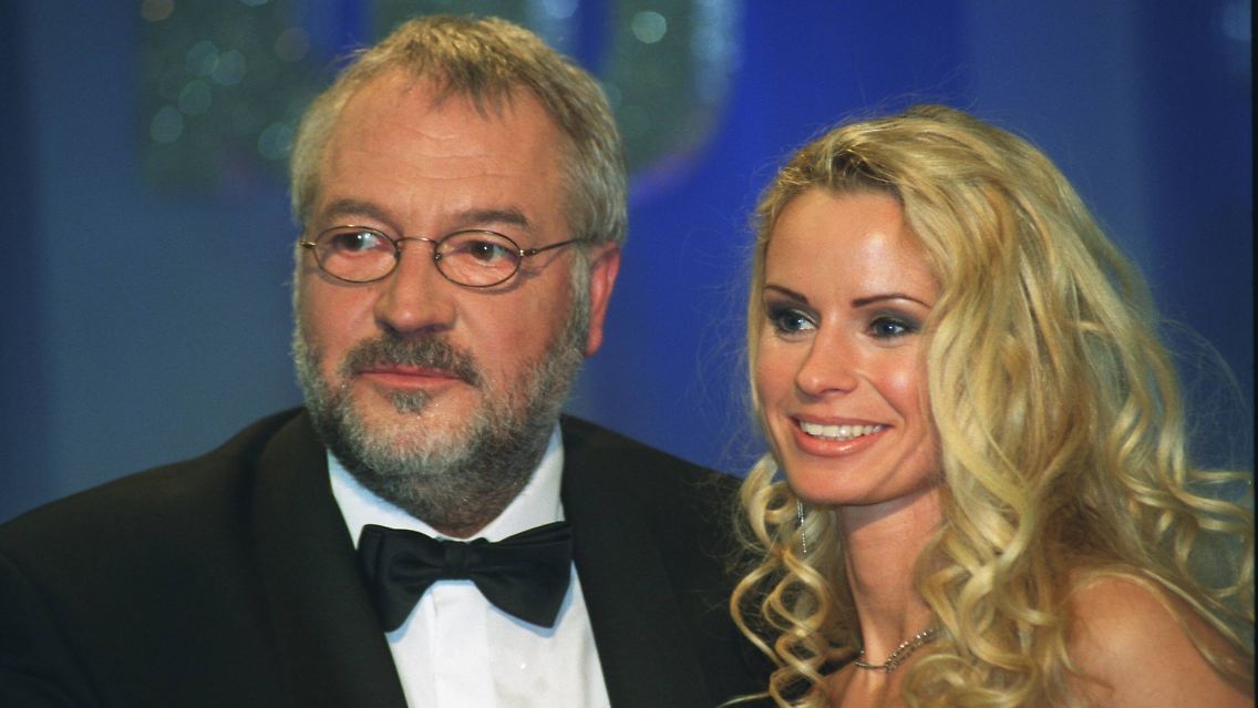 Björn-Hergen Schimpf (links) mit seiner Assistentin Bianca bei der Jubiläumsshow von "Was bin ich?" im Jahr 2003.