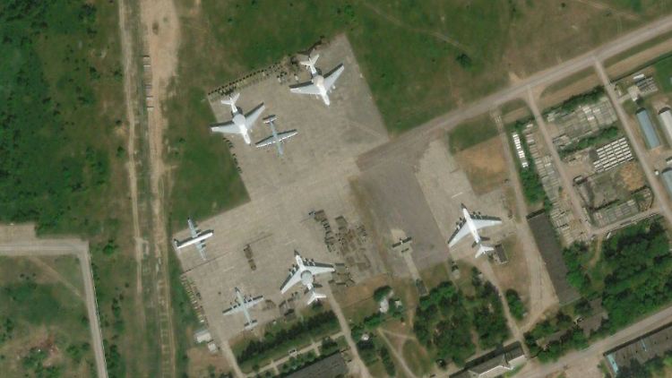 A50-Frühwarnflugzeuge - typischerweise mit rundem Radar - auf einer älteren Aufnahme auf dem Flugplatz Ivanovo-Severny.