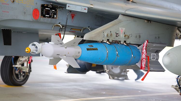 Eine präzisionsgelenkte Gleitbombe des Typs GBU-48 hängt an einem Eurofighter der Luftwaffe. 