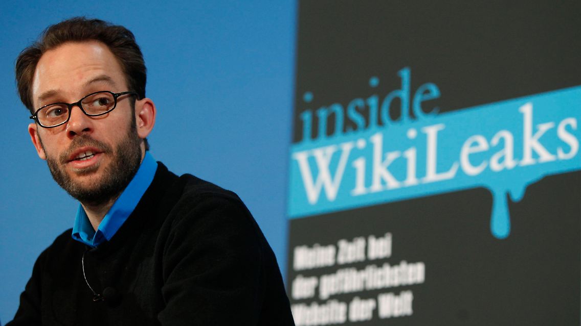 Die Vorstellung des Buches, mit dem Domscheit-Berg eine persönliche Abrechnung mit Wikileaks-Gründer Julian Assange vorlegt, wurde von heftigen Vorwürfen und der Ankündigung rechtlicher Schritte begleitet.