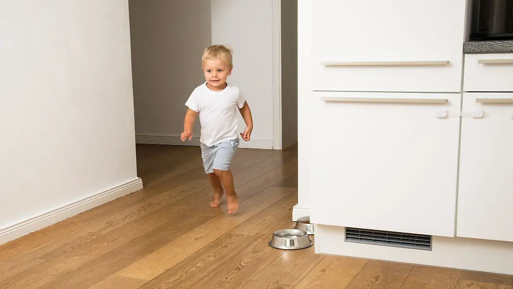 Die-Flaechenheizung-liegt-verborgen-im-Boden-und-strahlt-darueber-eine-angenehme-Waerme-aus