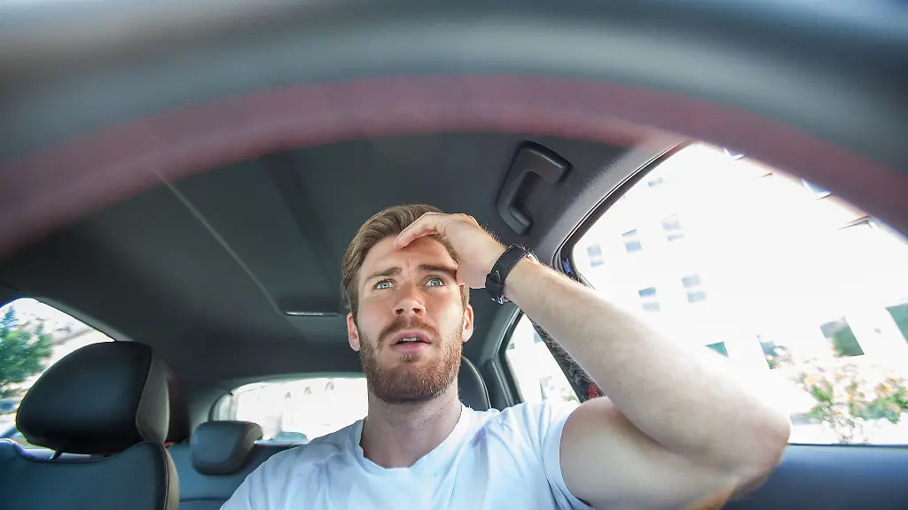 Ein-Mann-erschreckt-sich-beim-Autofahren-Vielleicht-durch-den-Aufschrei-des-Beifahrers-oder-weil-ein-Assistenzsystem-ploetzlich-lospiept-In-solchen-Situationen-heisst-es-Ruhe-bewahren